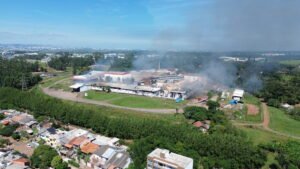 Incêndio na Ritter Alimentos em Cachoeirinha teria atingido depósito de papelão; pavilhão ficou destruído