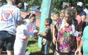 Clube de futebol de Cachoeirinha promove ação de Páscoa em comunidades carentes