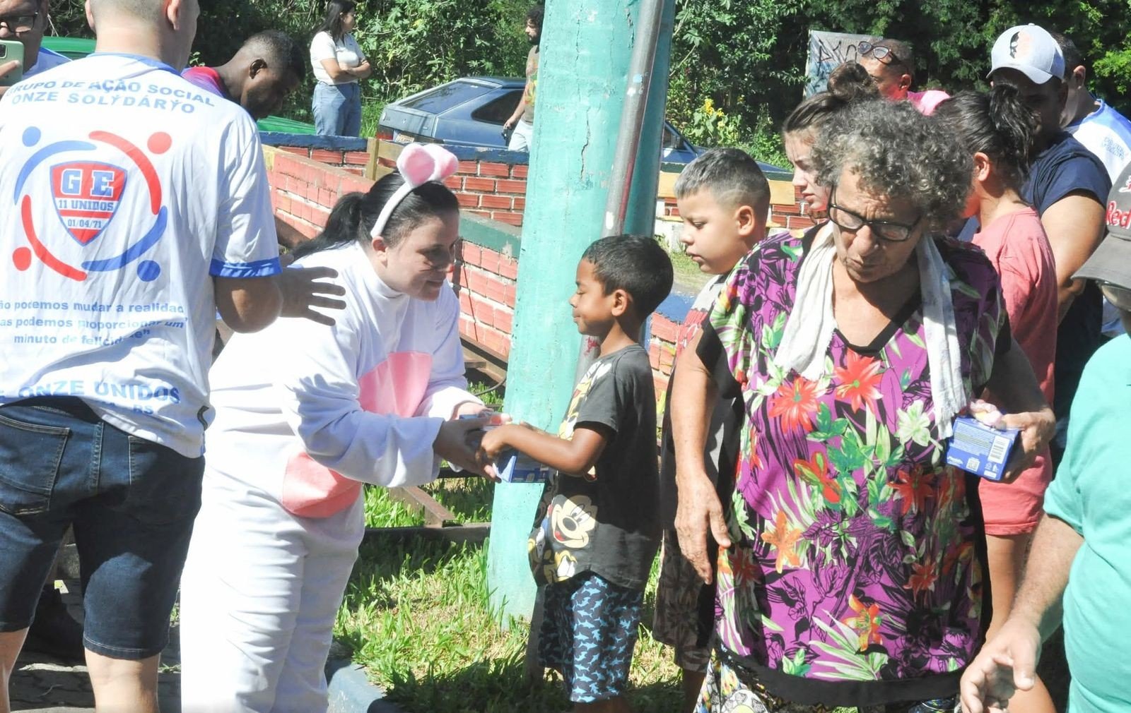 Clube de futebol de Cachoeirinha promove ação de Páscoa em comunidades carentes
