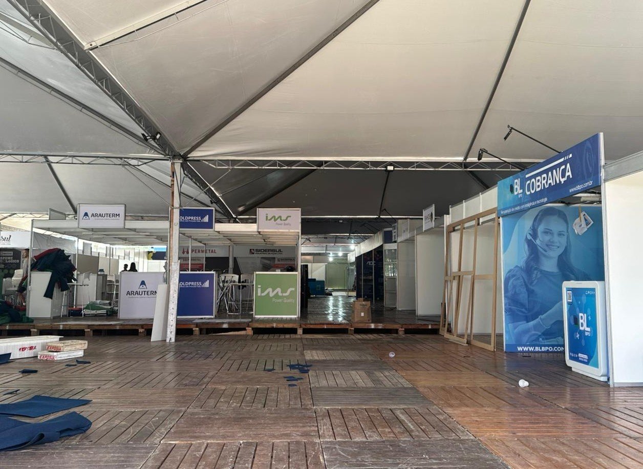 Estrutura é montada para a Feira de Negócios e Inovação de Cachoeirinha; evento inicia terça-feira