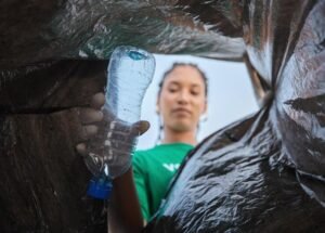 Ação comunitária em Cachoeirinha vai trocar recicláveis por plantas, hortifrutigranjeiros e serviços