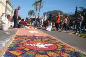Confecção de tapetes, missa no Parcão e procissões; confira destaques da celebração de Corpus Christi em Gravataí e Cachoeirinha