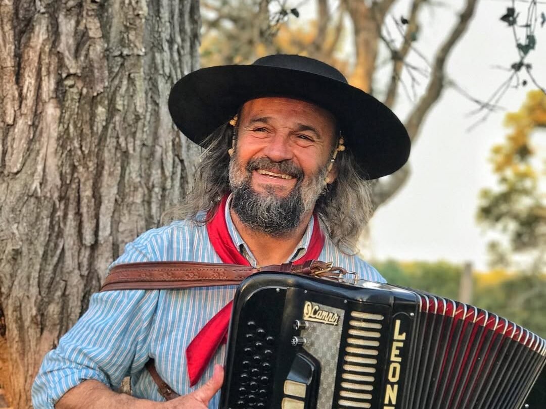 Com sucessos da fronteira, Leonel Gomez se apresenta na Santa Bodega no dia 4 de julho