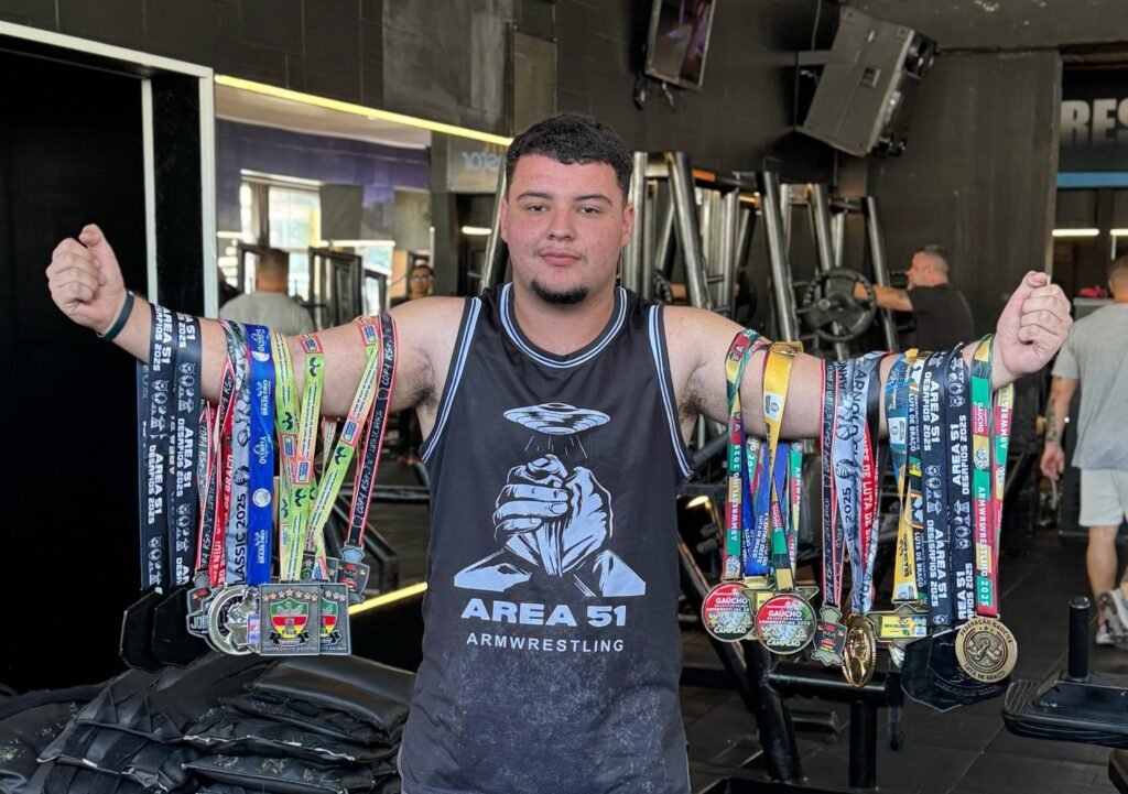 Conheça o jovem atleta de Cachoeirinha que vem colecionando premiações na luta de braço