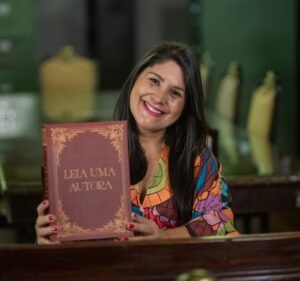 Em Cachoeirinha, escritora Rosane Castro lança livro infantil no Shopping do Vale