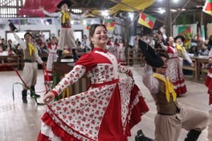 Dançarinos e chuleadores de Gravataí e Cachoeirinha participam do 21º JuvEnart