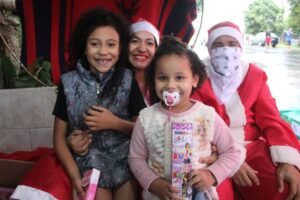 Natal Solidário em Cachoeirinha: barbearia realiza festa para centenas de crianças na Vila Anair