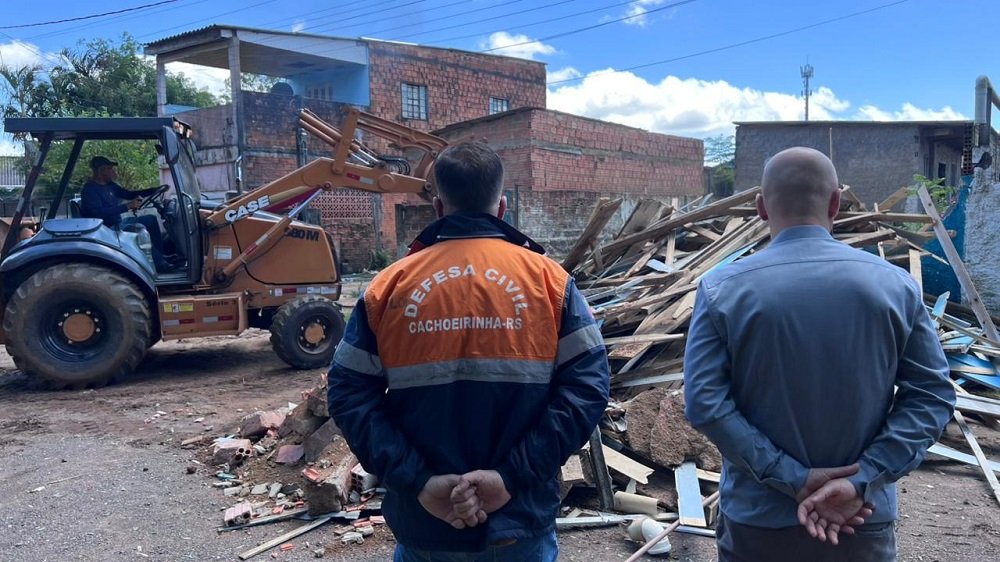 Cachoeirinha inicia demolição de casas que foram interditadas após a enchente do ano passado