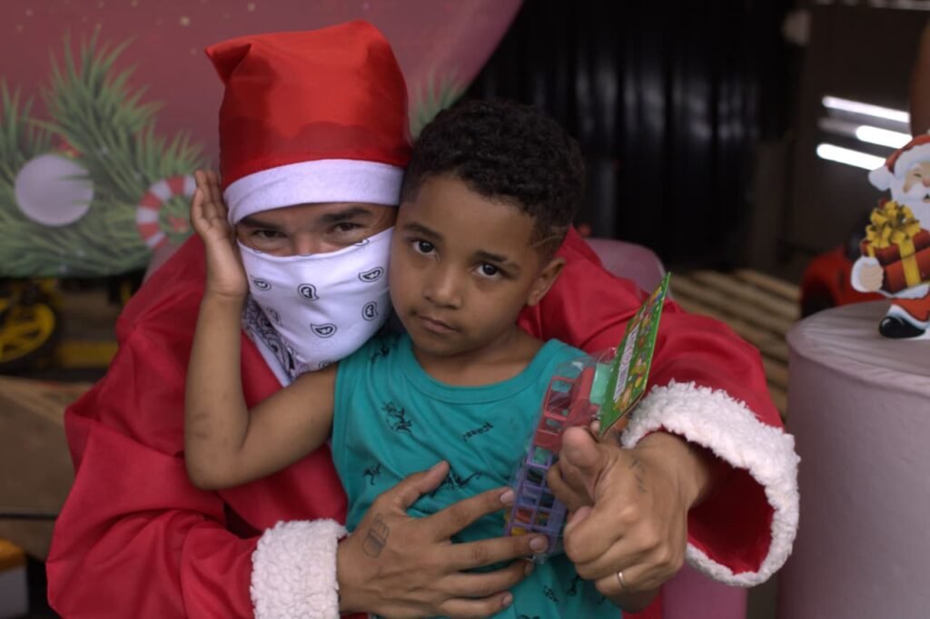 Festa comunitária de Natal organizada pela ONG Noiz Por Noiz distribui mais de 500 brinquedos para crianças em Cachoeirinha