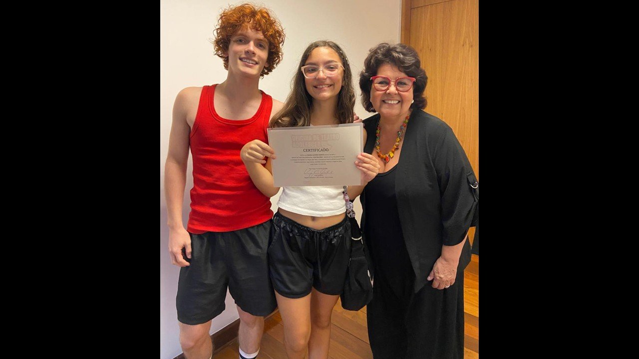 Após vencer promoção, jovem atriz de Cachoeirinha participa de curso de teatro com diretora e ator do espetáculo “Adolescer”