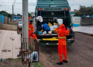 Força-tarefa da coleta de lixo já atendeu mais de 70% de Cachoeirinha, diz prefeitura