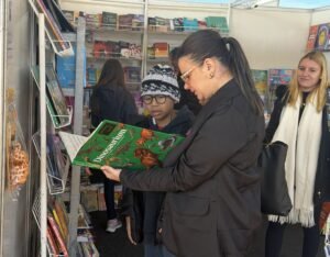 Promoções nas bancas, apresentações artísticas, sessões de autógrafos, show do Grupo Tholl: Confira o que será destaque até domingo na Feira do Livro de Cachoeirinha