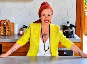 Em projeto de incentivo ao empreendedorismo feminino, chef de cozinha ministra curso gratuito de culinária vegana em Cachoeirinha
